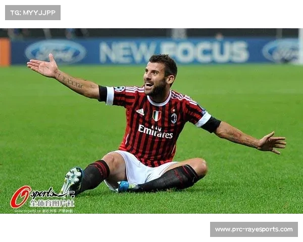 圣西罗球场球迷抗议高票价，AC米兰赛前展示反歧视横幅